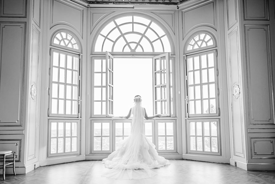 Mariée devant le fenêtre du chateau